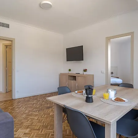 Ab Sagrada Familia Views *